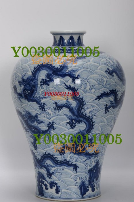 大清乾隆青花海水紋九龍梅瓶，高34厘米，肚徑22厘米，底徑13.4厘米306