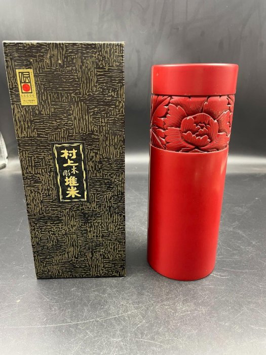 嚴選日本村上木雕堆朱花瓶，天然木胎漆器伴純銅芯，瓶身精工雕琢牡丹圖