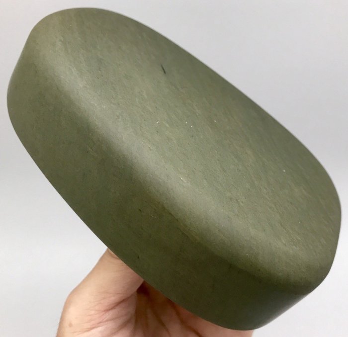 端硯北嶺「綠端」硯，近六吋梨形平板硯，帶有金皮品相，層理密緻，絹