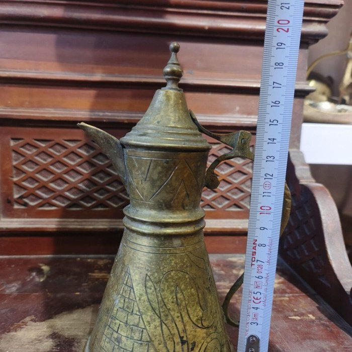 嚴選Dallah達拉黃銅咖啡壺，手工鏨刻精美幾何與植物圖紋，復古典雅