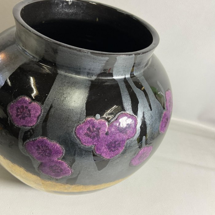 古玩輕鬆拍】日本日展陶芸家虎山窯鈴木青々作黑釉彩梅紋大陶花瓶/花器
