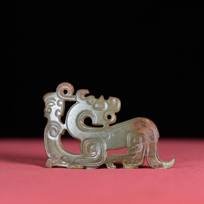 臻品旧藏，和田玉龙佩包浆厚重， 沁色入骨，工艺精湛，犀利民藏绝佳