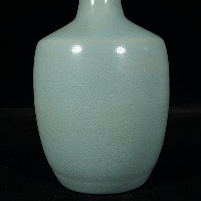 宋汝窯宋徽宗御用款銘文紙槌瓶，高29直徑13cm，200212 官窯汝瓷鈞窯