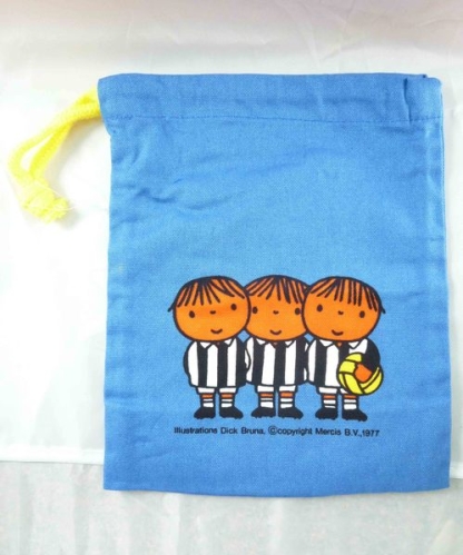 【震撼精品百貨】Miffy 米菲兔米飛兔~藍色束口袋『踢足球』