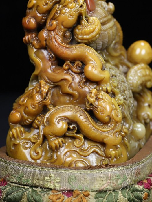 舊藏珍品布盒裝純手工雕刻壽山石印章。《螭龍紐扣戲珠》名人雕刻，雕工