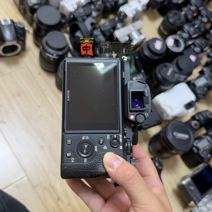 索尼A7M2單機，國行正品，外觀成色新，功能完好無維修。機身干凈整潔，無暗病，無故障。配件齊全：原裝電池、充電器、背帶、機身蓋。 支持郵寄或同城自提，順~孤品下