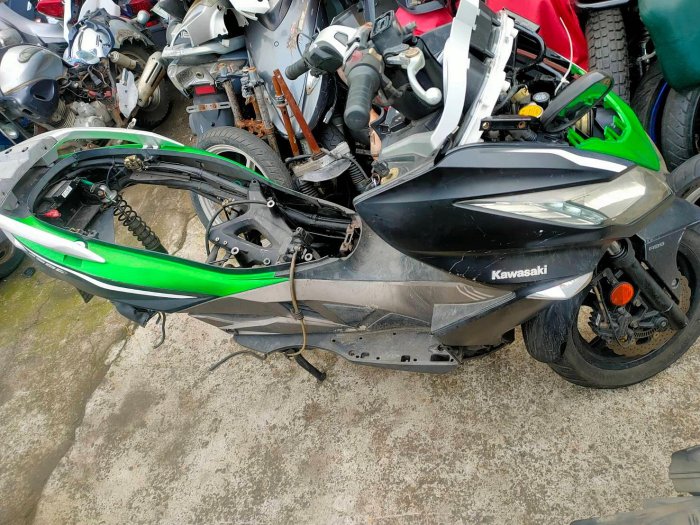 達成拍賣 川崎 KAWASAKI J300 零件車 油箱 鎖頭 後扶手 中柱碟煞組 煞車總泵 卡鉗 汽油泵浦 車台配線 方向燈 啟動開關 土除 置物箱