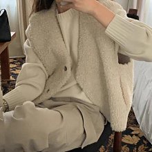 Hello V 正 俏皮格感羔羊毛麂皮面穿暖暖背心*米咖*【S1105-304】