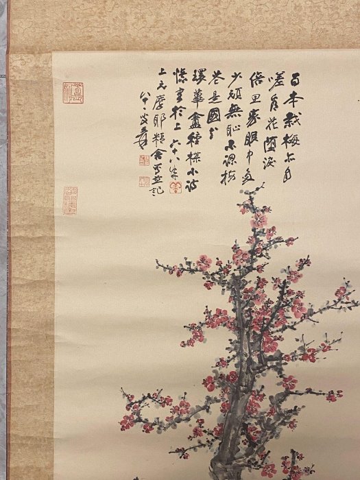 嚴選張大千紙本梅花軸立軸畫一幅，綾裱藝術珍藏兩側木軸頭，畫心尺寸CM