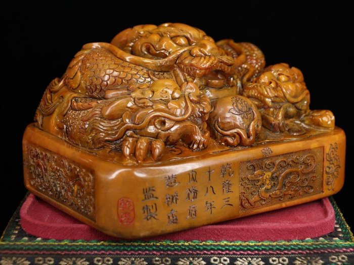 乾隆五年 田黄石龍彫印章 寿山石 蘿蔔紋 手彫 文房置物 1158g 風水置物 乾隆五年 田黄石龍彫印章 寿山石 蘿蔔紋 手彫 文房置物 1158g