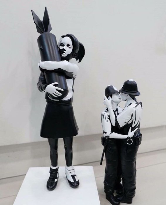 新品 Mighty Jaxx - KISSING COPPERS BANKSY s-l1200.jpg