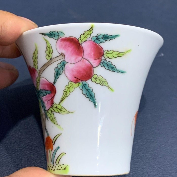 粉彩九桃二福馬蹄杯款識同治年制尺寸杯高約6.5厘米，杯口直徑約7.5厘米