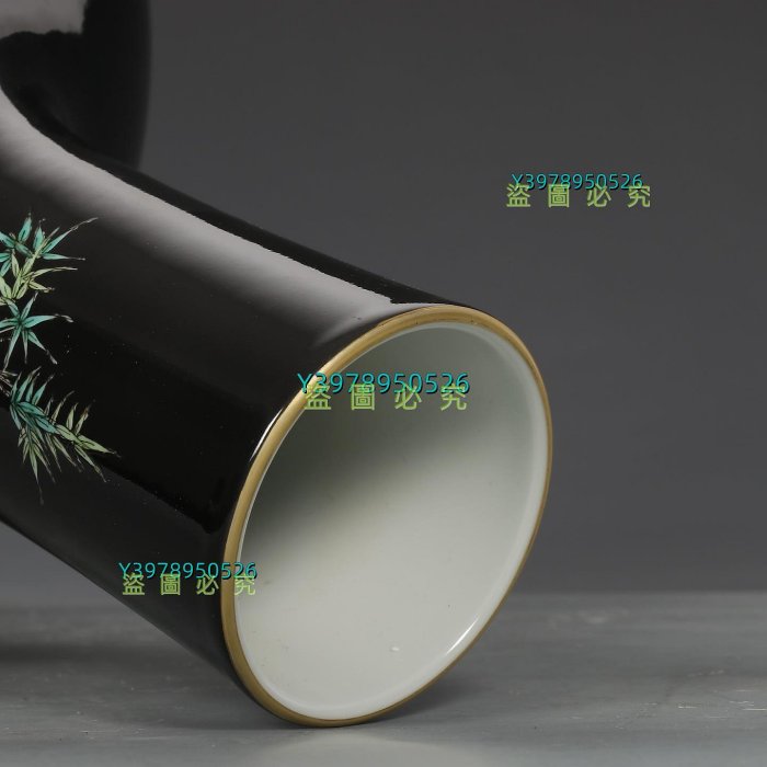 清雍正墨地粉彩花鳥紋天球瓶規格：高34.5公分口徑7.5公分肚徑23公分