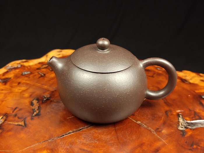 宜興茶壺 壺風茶道~23172《宜興紫砂黑鐵砂倒把西施壺》約250cc 宜興紫砂壺、紫砂