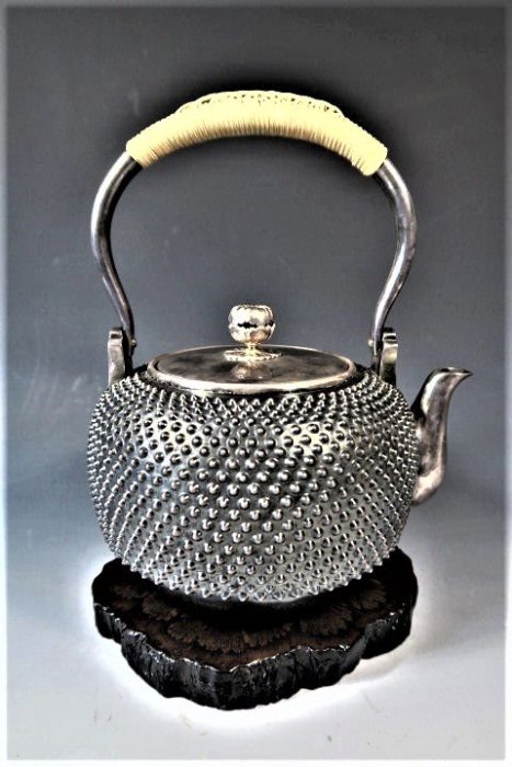 人間国宝 関谷四郎造 純銀製 霰 打出 湯沸 銀瓶 約1108g　SRM463 人間国宝 関谷四郎造 純銀製 霰 打出 湯沸 銀瓶 約1108g SRM463