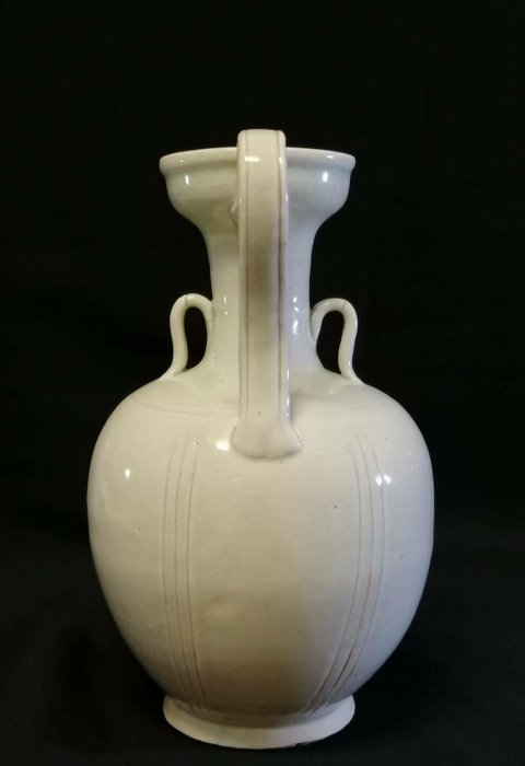 影青盤口執壼從五代至北宋器身漸高，通體多壓4－6條瓜棱，流漸趨細長微