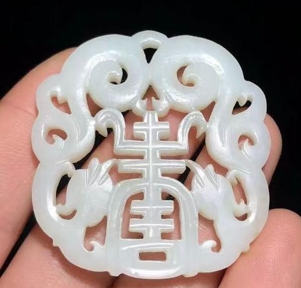 嚴選明清和田白玉雙龍佩，質地純淨密度高，雕刻工藝精湛圓潤，適合收藏