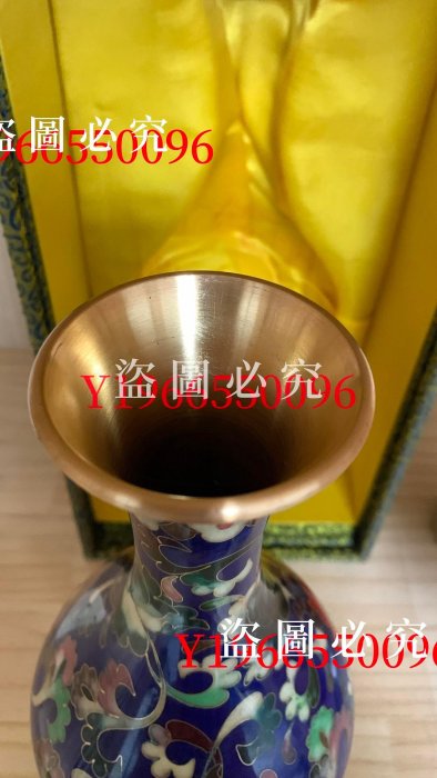 1053  中国　景泰藍　七宝　琺瑯　花瓶　2客　時代物 1053 中国 景泰藍 七宝 琺瑯 花瓶 2客 時代物 装饰有鲜花的中国景泰蓝花瓶