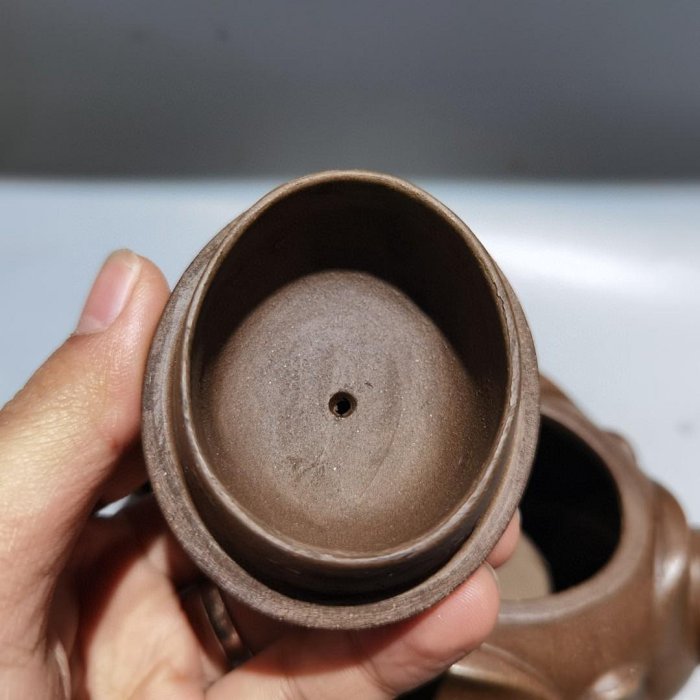 品名：青蛙荷葉壺底款：陳鳴遠8562 尺寸：17/9cm..容量：400cc泥料
