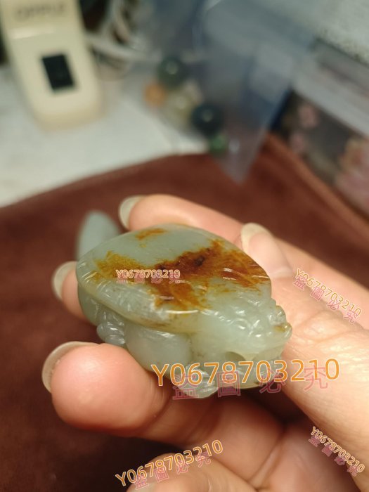籽料和田玉紅皮龍龜真真實實的瑪麗艷紅皮，一眼就被迷住了，背面滿皮
