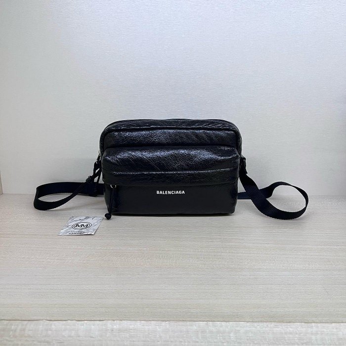 30年老店現貨BALENCIAGA EXPLORER CAMERA BAG IN BLACK 皮革斜背包相機