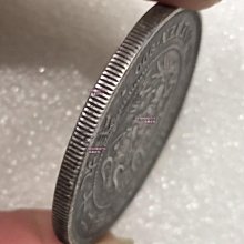 日本明治二十九年壹圓銀幣，900銀含量，直徑36.5mm，重26.9g。正面龍紋