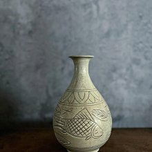 朝鮮李朝中期.粉青砂器.三島魚紋瓶題名李朝.粉青砂器.三島魚紋.玉壺春