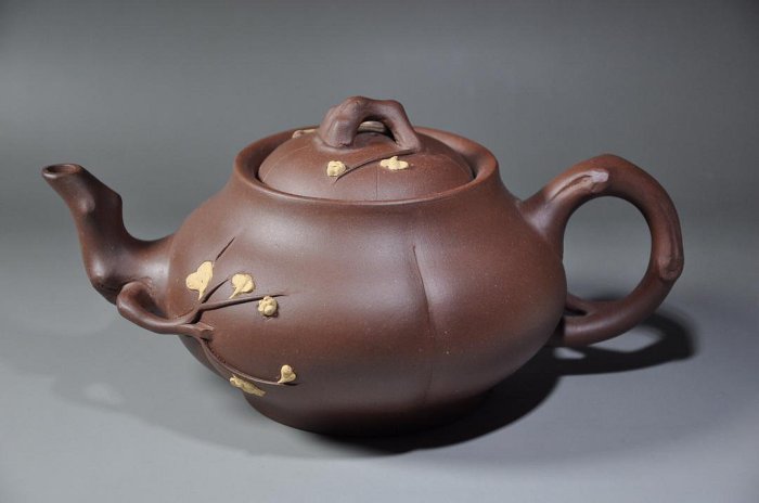 六七十年代董玉鳳作矮梅報春紫砂壺，長21厘米，高9厘米，全美品，蓋款