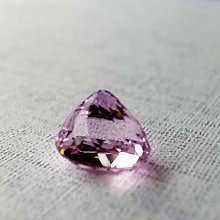 天然寶石的一種 ☆采鑫天然寶石☆**心的綻放** 珠寶級紫鋰輝(孔賽石Kunzite)~濃彩放光