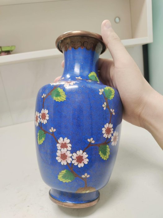 嚴選晚清民國掐絲琺瑯景泰藍，青金石花卉觀音瓶，高22公分，重厚胎體與