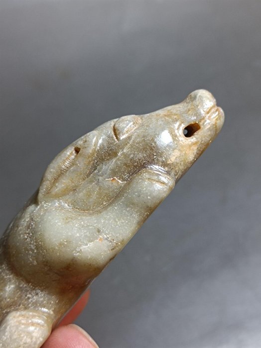 嚴選漢代和田玉獸，造型古雅油潤，厚實老包漂，高2.6公分，重211克