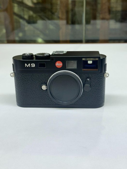 徠卡M9 ID12快門次數達2515次，已更換進口低通濾鏡，保持良好成色與輕微使用痕跡。附原廠電池與充電器。 25MP 相機 低通濾鏡 點像
