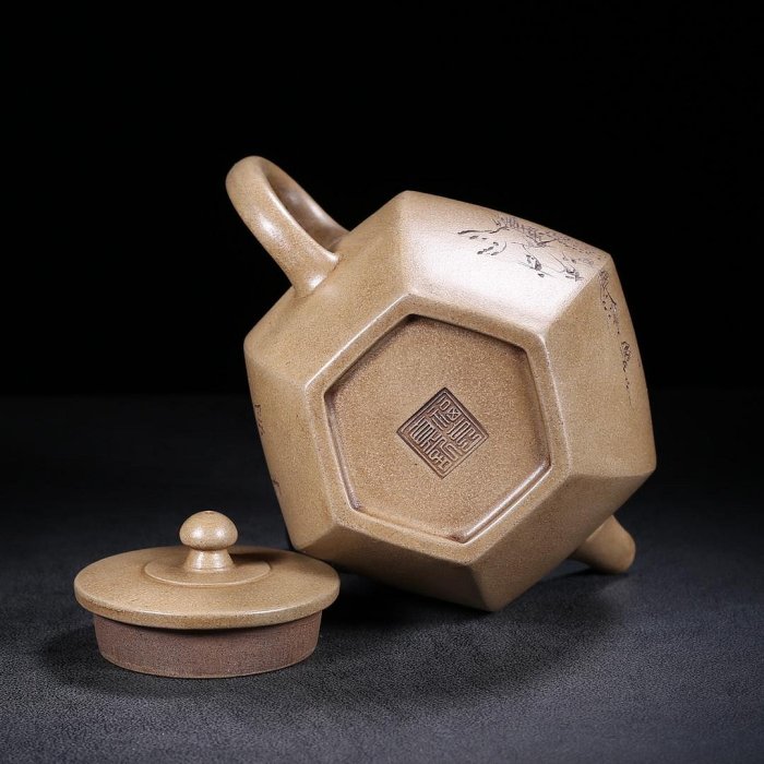 珍藏紫砂壺品名：八方底款：福亨真記品尺寸：1511cm容量：450cc紫砂