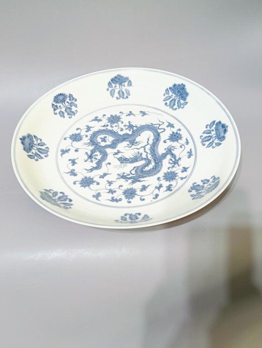 大明成化年製　　壺 青花鳳凰紋盤（「大明成化年製」銘）