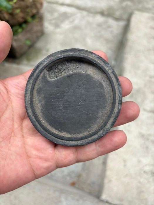 清代古硯嚴選，直徑7.45公分，厚度1.27公分，石質細膩工整，邊緣自然包