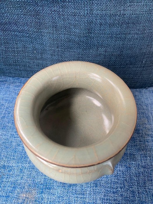 南宋官窑三足香炉，釉色迷人，黑胎底足，精品收藏推荐，高9.8cm口径9.8