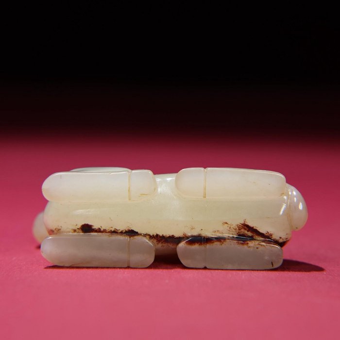臻品旧藏， 和田白玉微沁骆驼把包浆厚重， 沁色入骨工艺精湛，犀利民藏