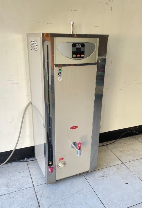 鑫忠廚房設備-餐飲設備：二手120公升熱水機-賣場有瓦斯爐-電磁爐-冰箱-咖啡機-飲料調製台-烤箱-西餐爐-流理台-熱水機