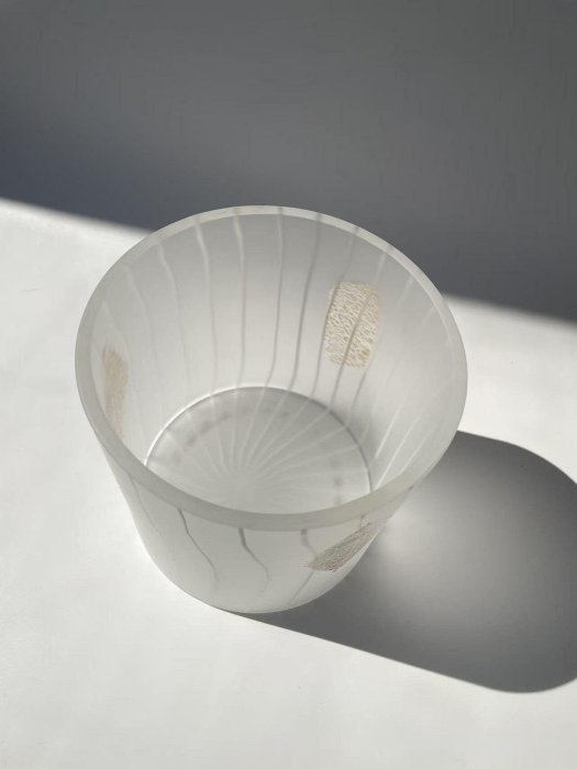 嚴選日本平井依硝子玻璃水指，直徑高15.6公分，底部落款珍藏品。無損傷