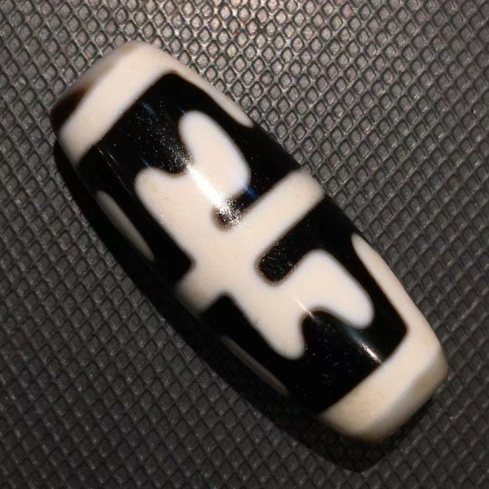 嚴選無界天珠，尺寸14.8x39mm，黑白分明線條流暢，飽滿圓潤適合收藏