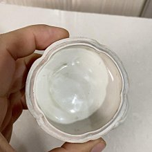 宋定窯花型粉盒收藏十多年，細白胎白釉，做工精細，造型漂亮，完整開門
