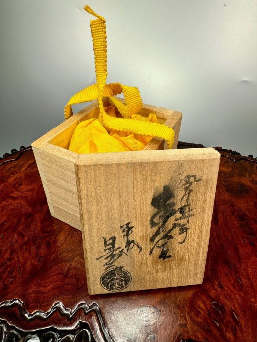 嚴選日本青花香盒，名家平安景雲冠形印泥盒，原木盒搭配原黃貢布，手繪