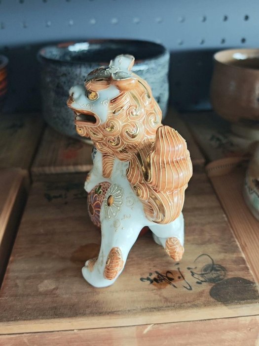 嚴選日本九谷燒白獅子彩繪擺飾，手工描金藝術品，尺寸：高11公分寬9