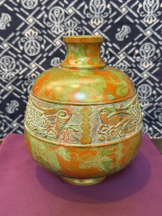 嚴選日本金工名家能作吉秀斑紫銅花瓶，手工鏨刻梅蘭竹菊，全品相好