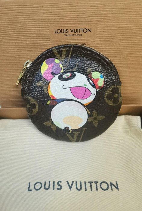 LV大全套村上隆合作款熊貓零錢包 已經絕版，這只是有盒子塵袋的，成色很好，圖案沒有磨損 植鞣革輕微變色，市面上沒有幾個