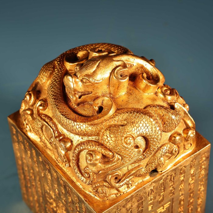 紫銅高浮雕鏨刻鎏金九龍印章雕工精湛器形款式精美重5500克高13厘米寬9