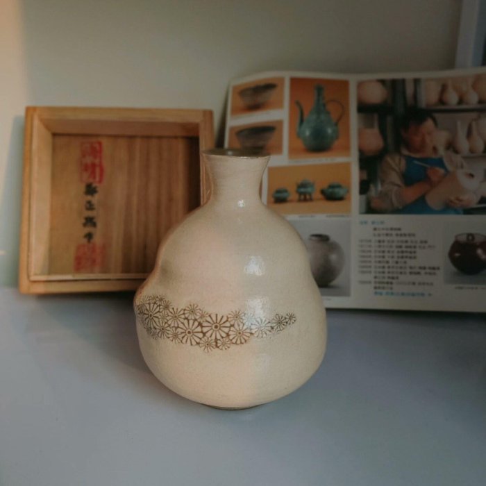 高麗青磁。大花瓶。美品。華道具。名作家海晴窯「鄭正默」作品。國立中央博物館。 高麗青磁。大花瓶。美品。華道具。名作家海晴窯「鄭正默」作品。國立
