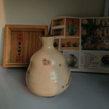 嚴選高麗青瓷名家鄭正默海晴作粉青菊紋花瓶，手制珍品，高13.5cm、肚徑