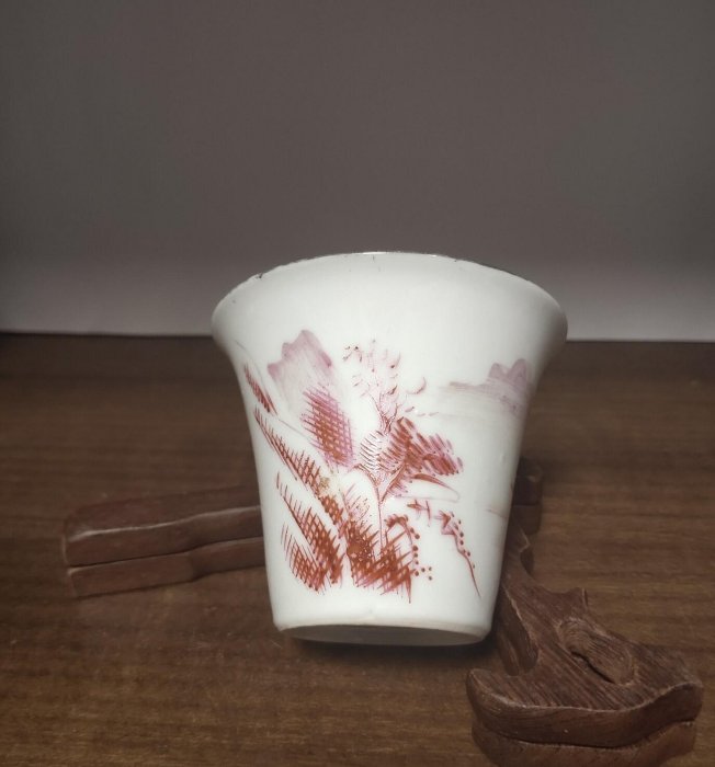 嚴選民國時期手工繪制胭脂紅山水馬蹄杯，薄胎瓷經典茶杯推薦。口徑6.8