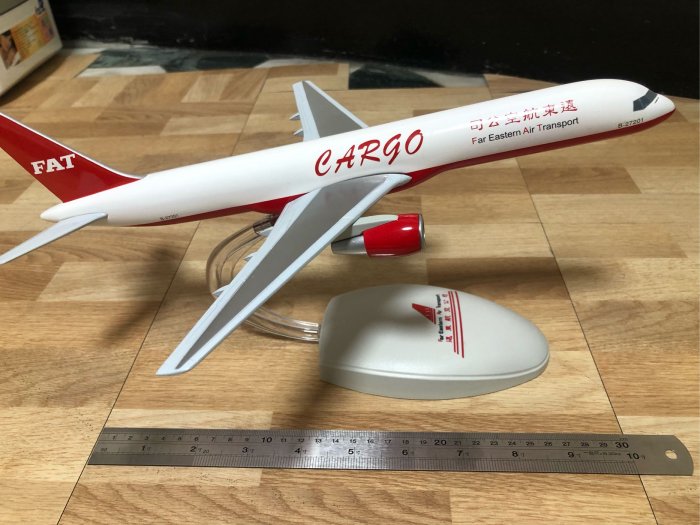 B757-200 FAT 1/400ダイキャストモデル　遠東航空　展示ケース付き B757-200 FAT 1/400ダイキャストモデル 遠東航空 展示ケース付き